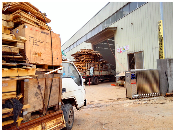运送工业废旧木材的车辆在工厂等候卸货